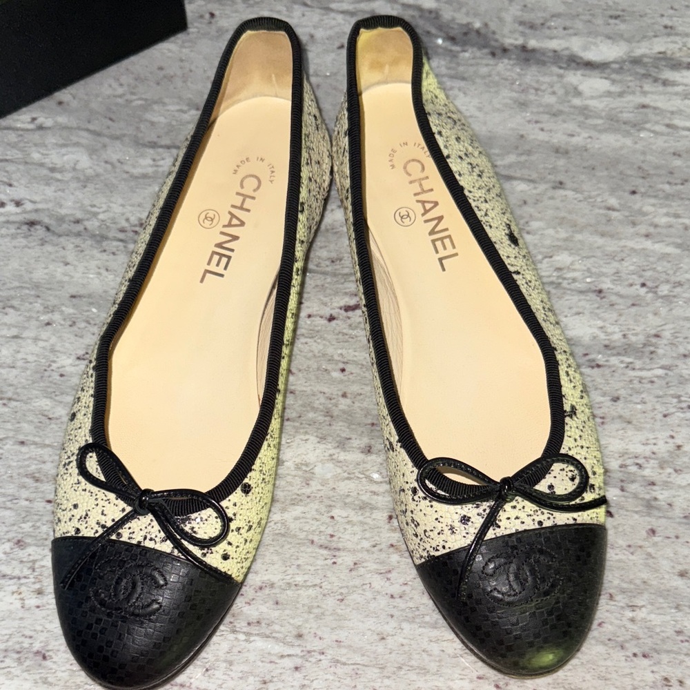 🖤🤍Chanel🤍🖤10.5 Classic Flats in Black/White Dalmatian Pebbled Leather. Pristine!